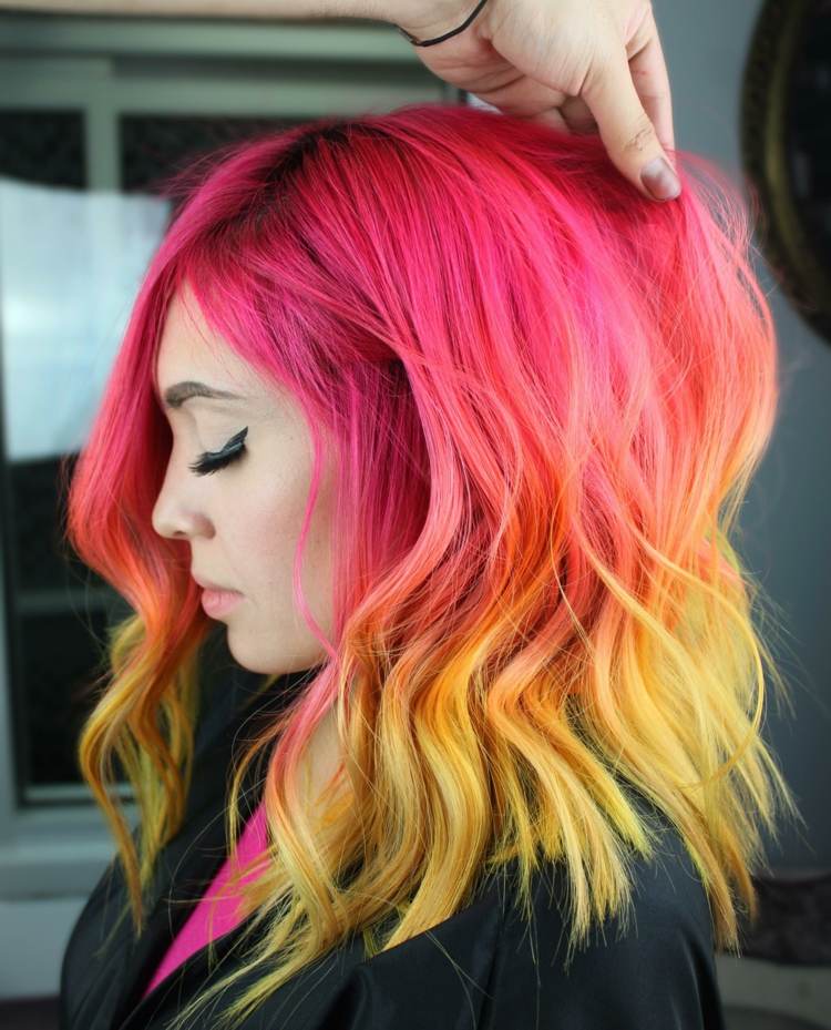 Neonrosa hår i obmre look Tequila Sunrise hårfärgstrend sommaren 2020