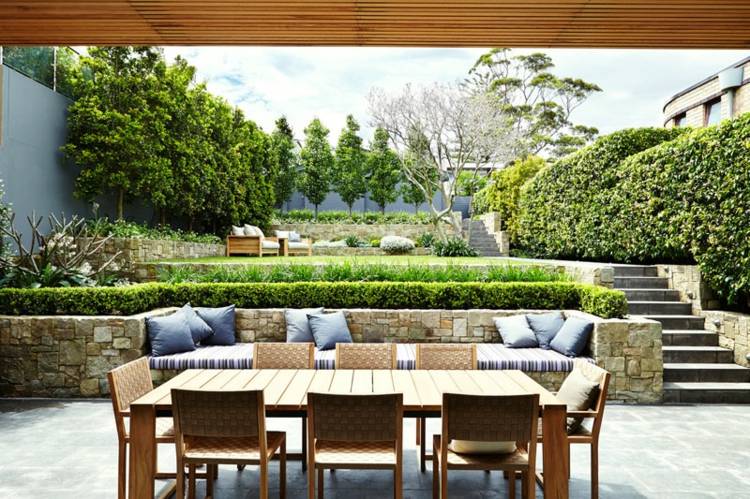 terrass-sluttning-matbord-tak-trappor-moderna-häck växter