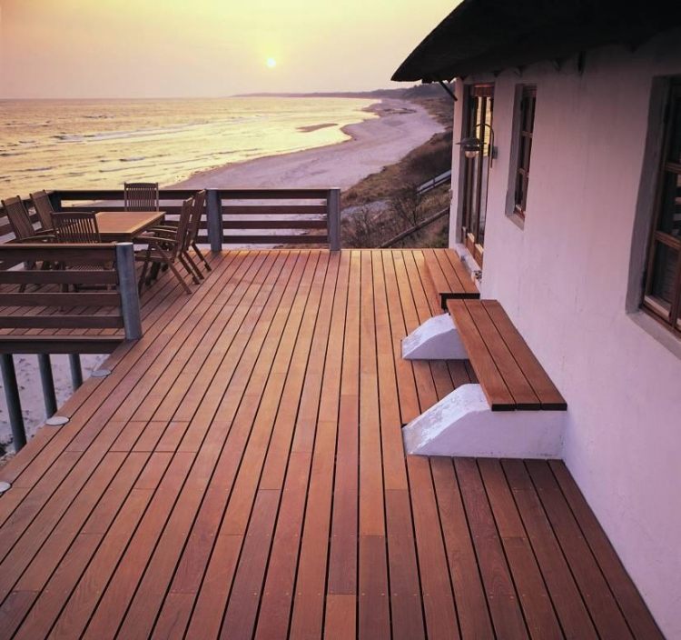 Terrass-bangkirai-trä-strand-hus-solnedgång-bänk-matplats