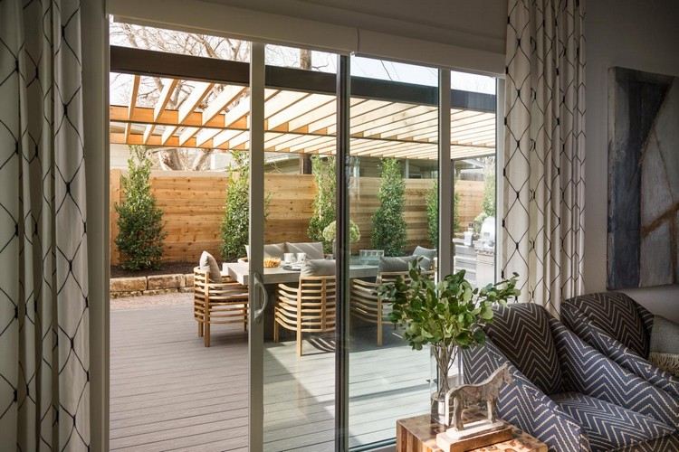 Terrass-av-trä-golv-betong-trädgård-tak