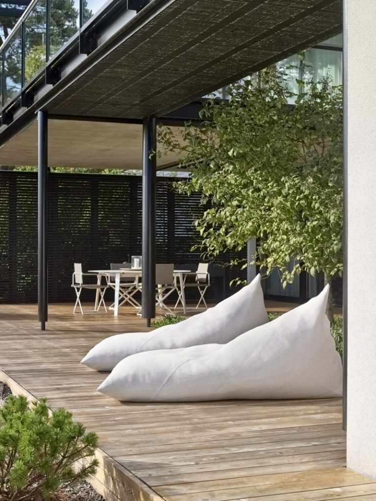 Terrassmöbler möbler beanbag vit stort trägolv