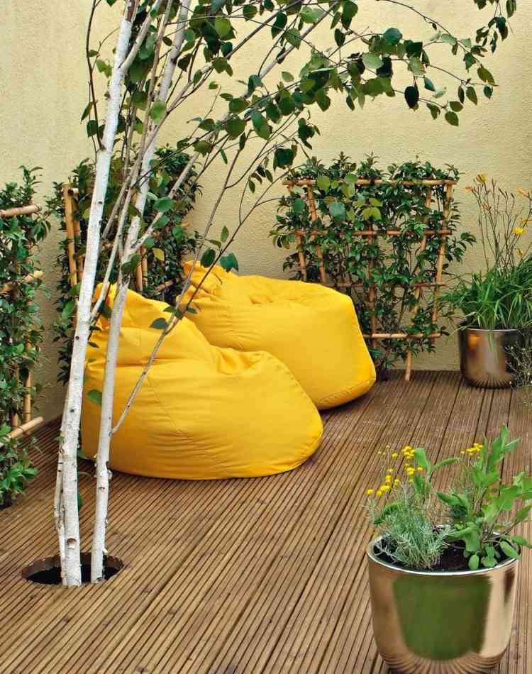 terrass-möblering-design-trä-golv-planka-växter-hink-bönsäck-gul-klättring-växter-markskydd-björk