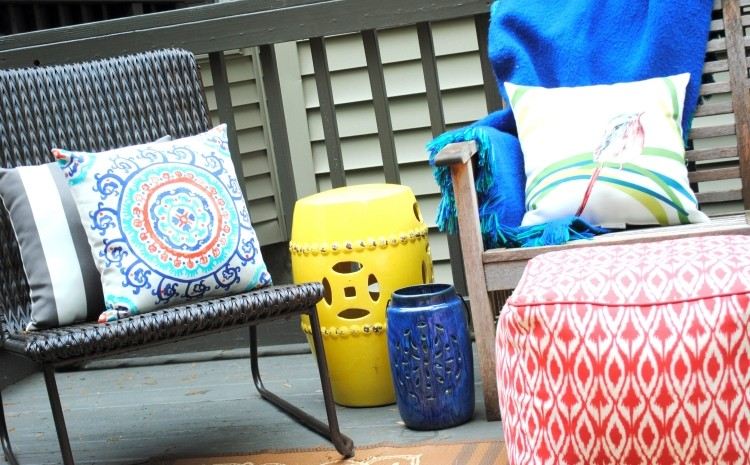 terrass-möblering-design-modern-atmosfär-kudde-puff-nästa-bord-klädsel-färgglada-färger-mönster