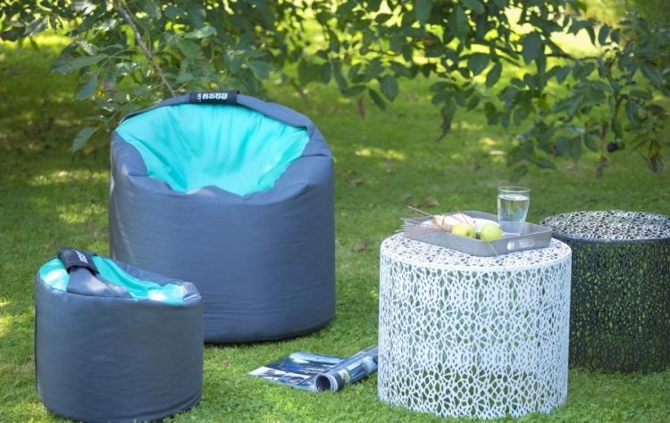 Inred terrassen -design-relax-puffar *-sittdynor-blå-gräsmatta-sidobord-trädgård-metall-