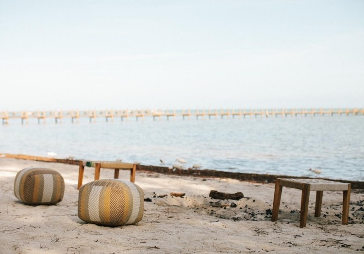 Ställ in terrassen -design-puffar-hav-strand-sand-utanför-semester-bröllop-lounge