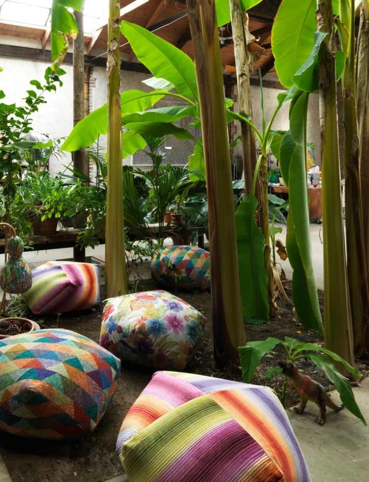 terrass-möblering-design-färgglada-puff-palm-oas-avkoppling-slappna av-växter-design