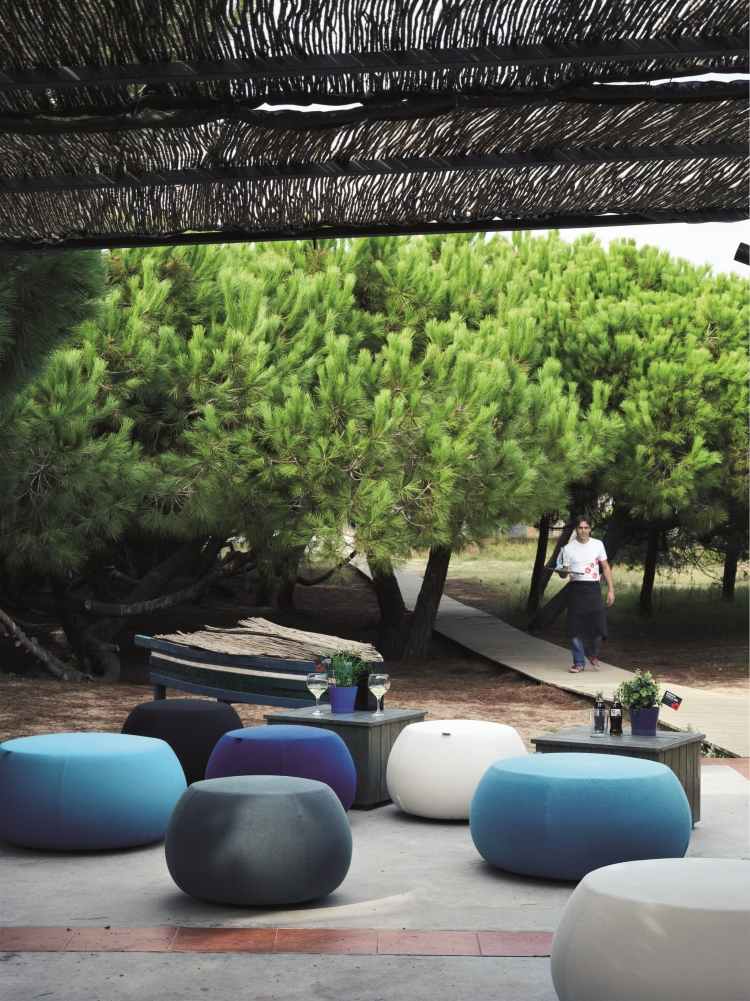 Ställ in terrass -design-blå-strand-lokal-semester-service-lounge-puffar