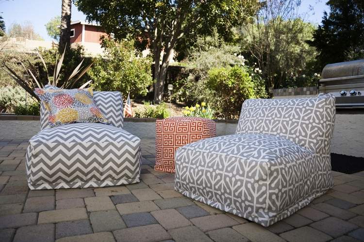 terrass-möblering-design-bönsäckar-mönster-grå-vit-tyg-trädgård-stenläggning-puff-nästa bord