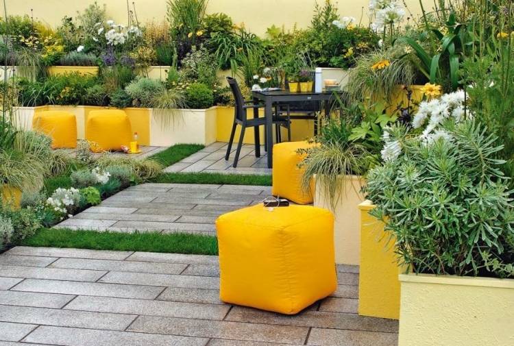 terrass-möblering-design-gul-utanför-växter-puffar-kakel-blomma-badkar-grön-trädgård