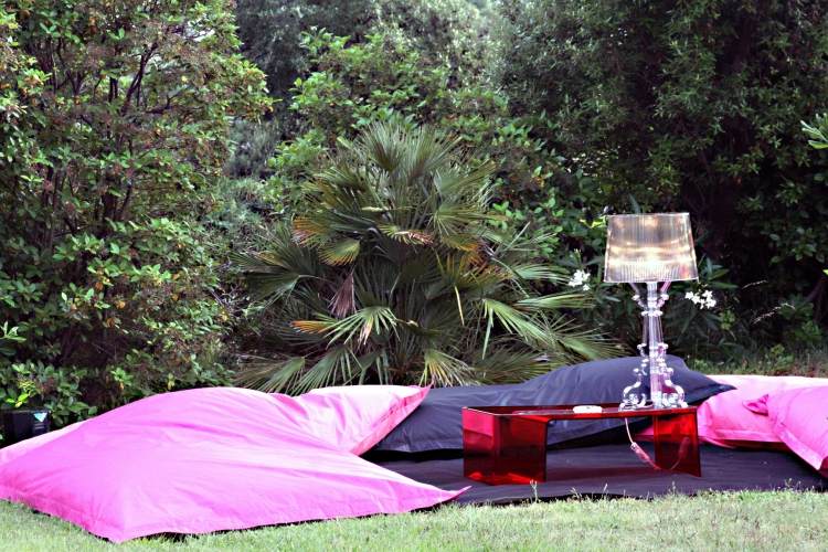 Ställ in terrassen -design-trädgård-liggande-kuddar-modern-rosa-lilla-gräsmatta-relax-lounge