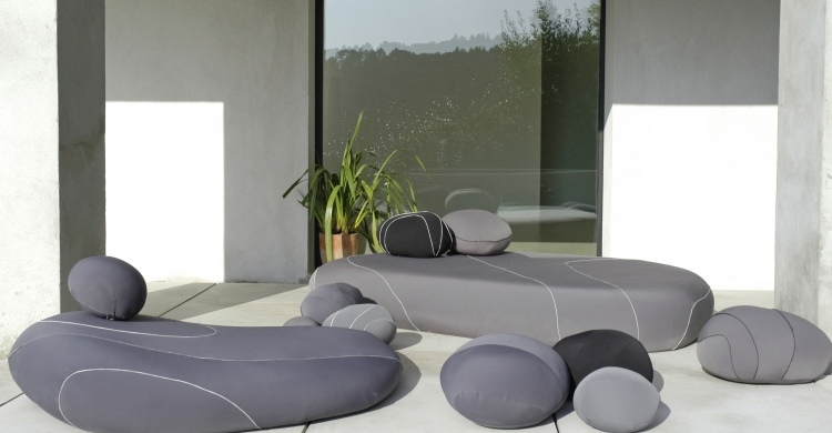 terrass-möblering-design-livingstone-utanför-klädsel-grå-stenar-liggande-puffar-pall-element-modern-design-lounge