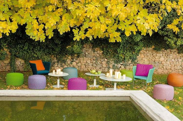 terrass-möblering-design-höst-landskap-vatten-utanför-lounge-ljus-puffar-färger-stolar-sittande