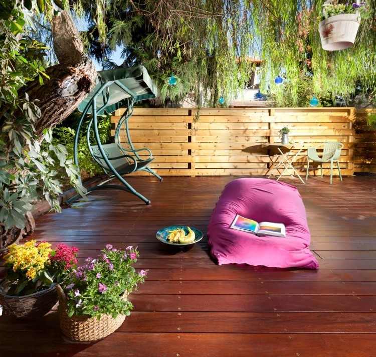 Ställ upp terrassen -design-pil-sittdyna-rosa-färgglada-trä-planka-sekretess-skärm-trä-blommor