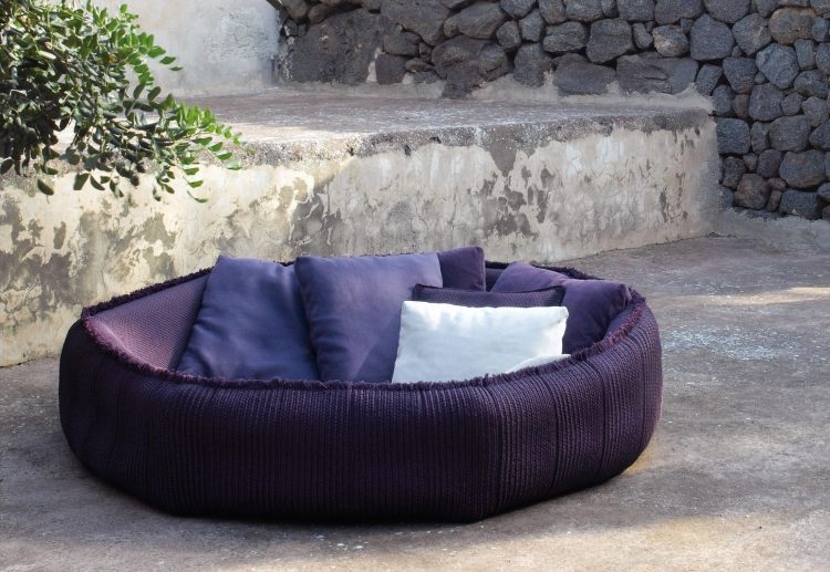 terrass-möbler-design-liggande-slack-utanför-kuddar-lounge-bekväm-lila-paola-lenti