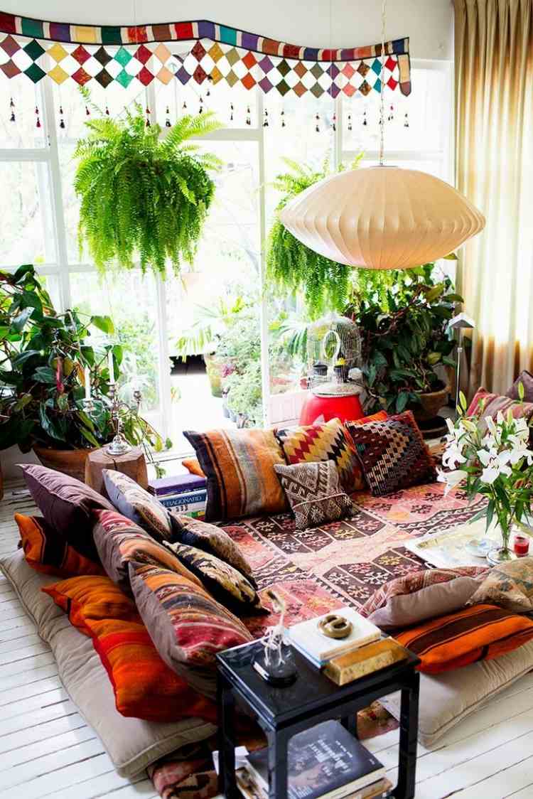 Inred terrassen -design-boho-sittplats-mönster-färgglada-växter-kuddar-klädsel-tyger-nästa-bord-ljusstakar
