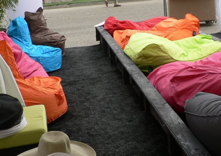 terrass-möbler-design-sitt-kuddar-bönsäckar-färgglada-solstolar-utanför-lokala-pouf_jardin_sitt-i-stol-3