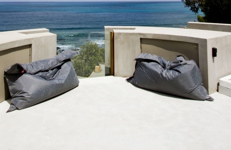 terrass-möblering-design-bönsäckar-havs-semester-vacker-betong-golv-fatboy-nav-möbler