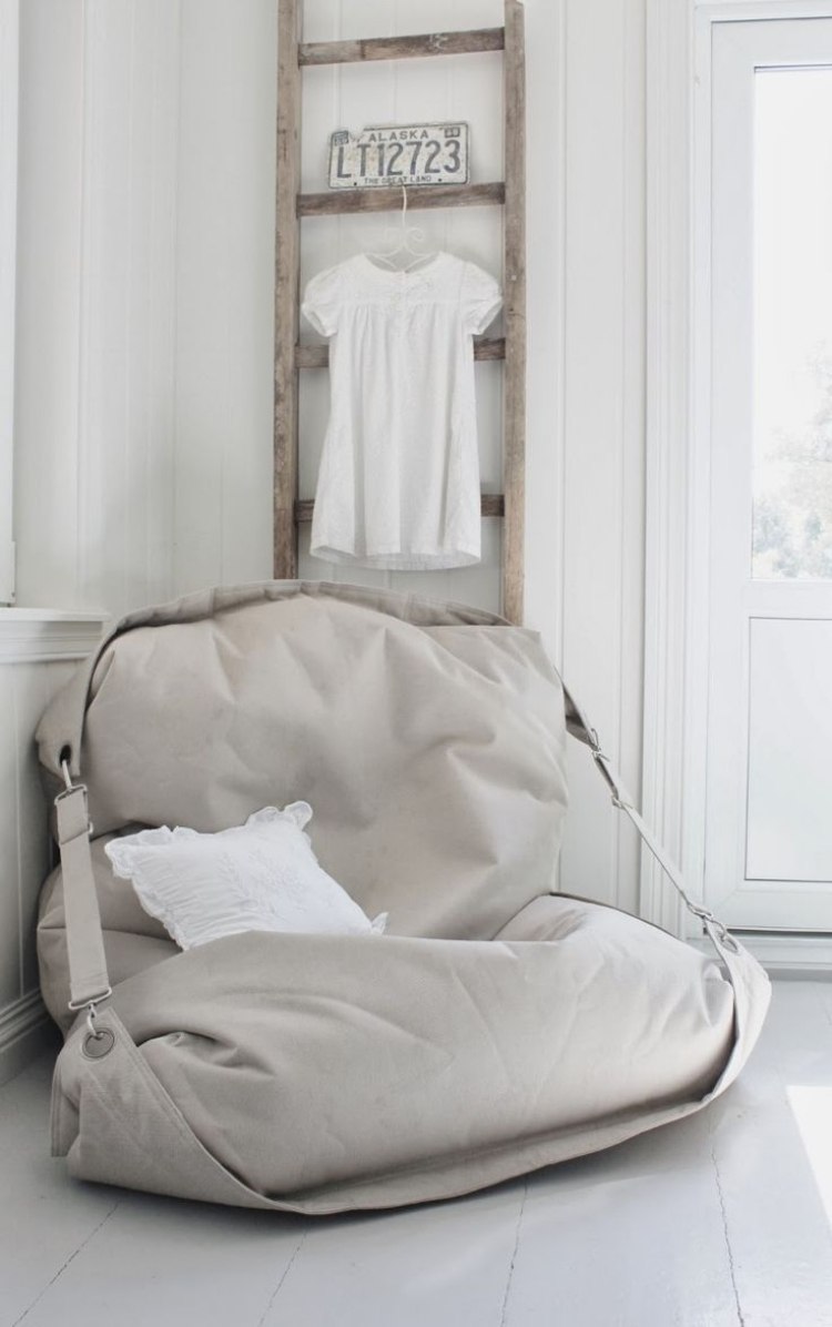 terrass-möblering-design-beanbag-grå-minimalistisk-bälte-håll-ihop-vita-kuddar
