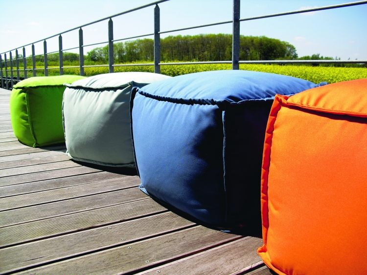 terrass-möblering-design-Venedig-puffar-färgglada-utanför-bräda-naturligt-vackert-torg