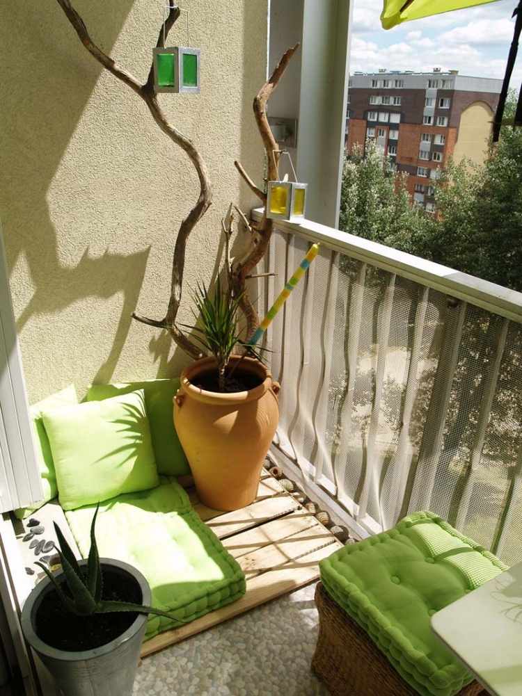 terrass-möblering-design-balkong-sittplats-kuddar-liten-urban-city-lounge-diy-grön-fräsch