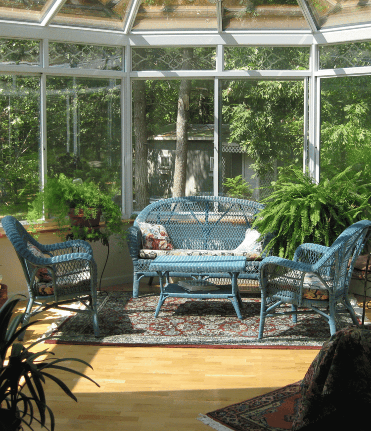 terrass design solig vinterträdgård idé blå korgmöbler orienterar matta