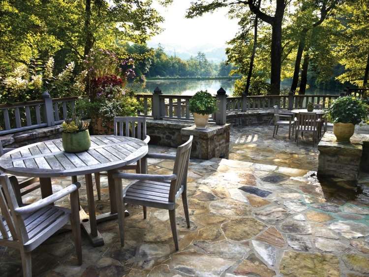 terrass-design-2015-nya-bilder-natursten-trä-möbler-baeume-sjö