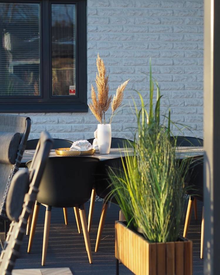 torkade gräs i en vas på matbordet utomhus