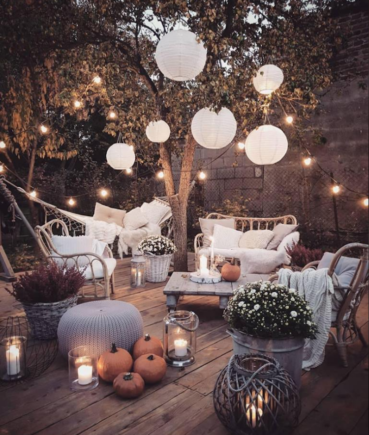 Dekorera terrassen på hösten och skapa en stämningsfull atmosfär med rätt belysning