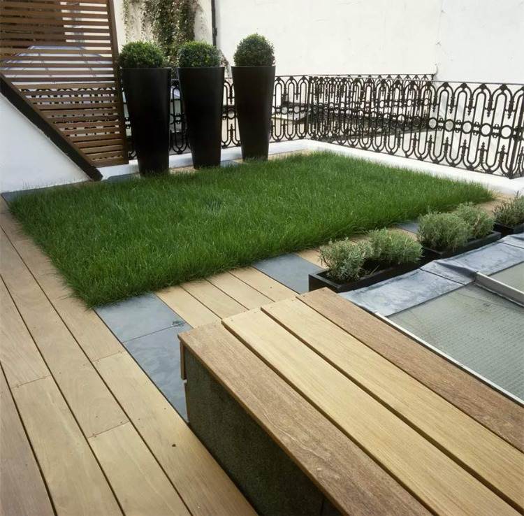 modern och minimalistisk designad balkong med gräsmattor och bangkirai -trä