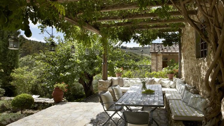 Medelhavsterrass med klätterväxter och pergola i Toscana -trädgården