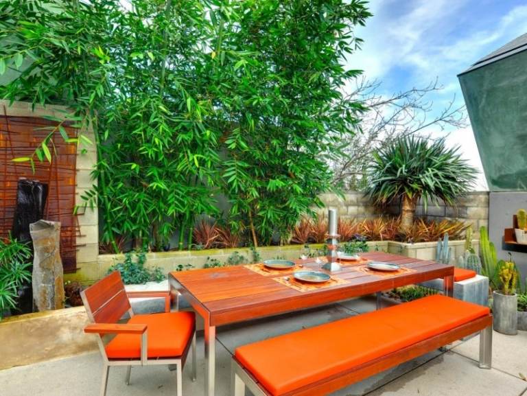 Terrass-balkong-exotisk-trädgård-palm-bambu-träd