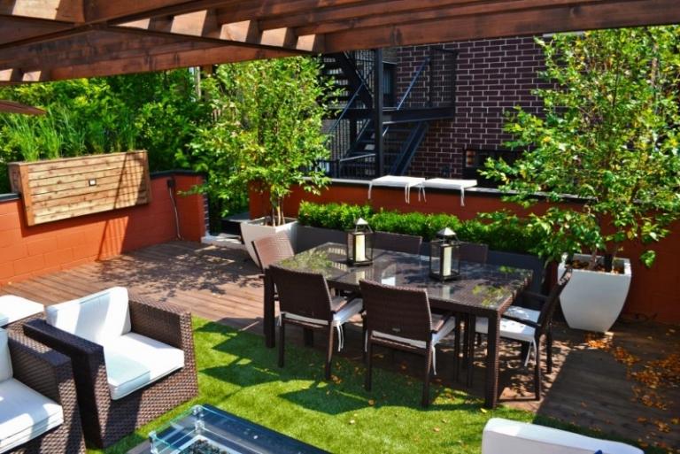 Terrass-balkong-design-vintergröna-växter-rhododendron-konstgräs