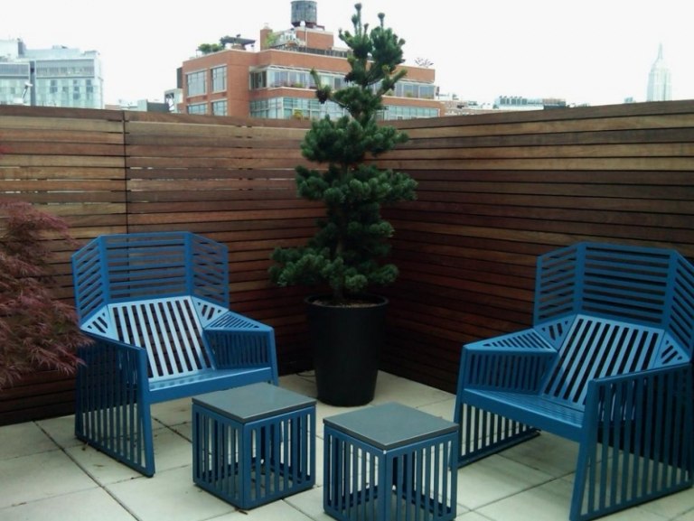 Terrass-balkong-barrträd-privatliv skärm-sittgrupp