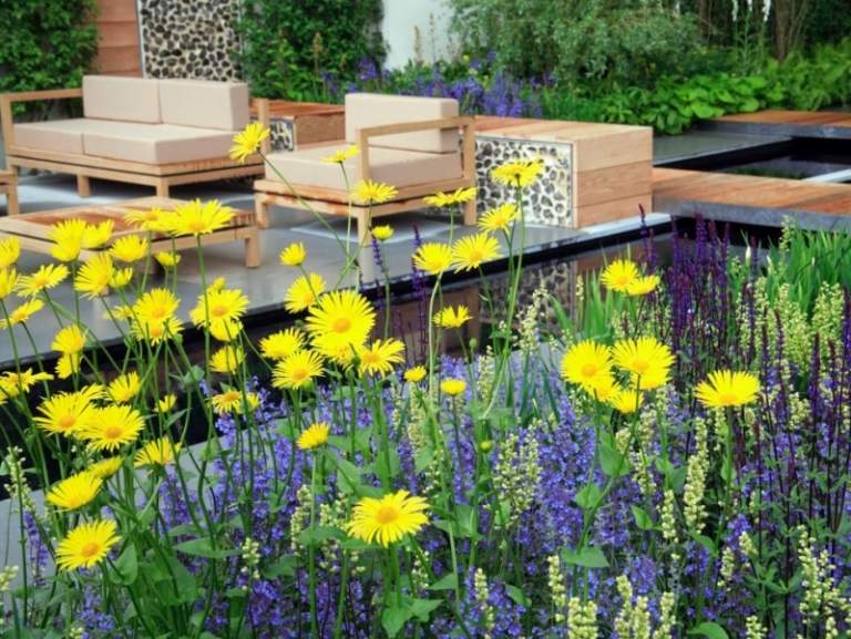 Terrass-balkong-blommor-idéer-äkta trämöbler