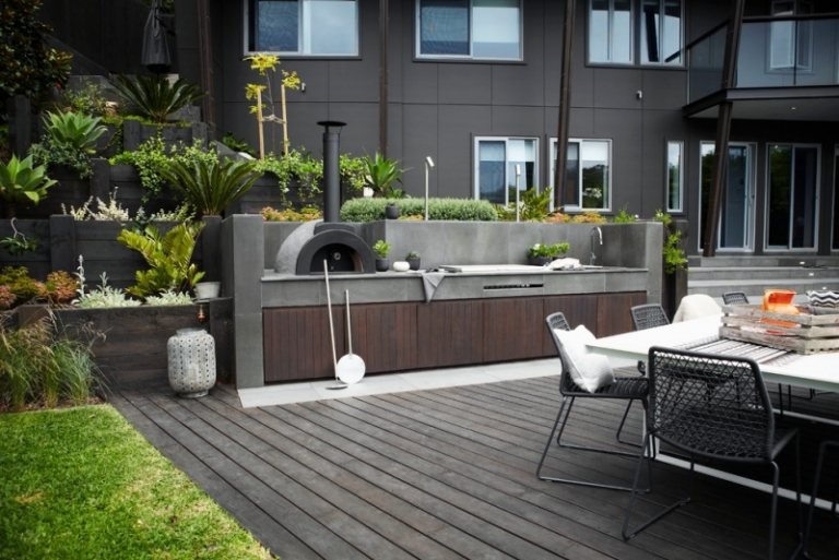 Terrass-balkong-design-gräsmatta-succulenter-palmer