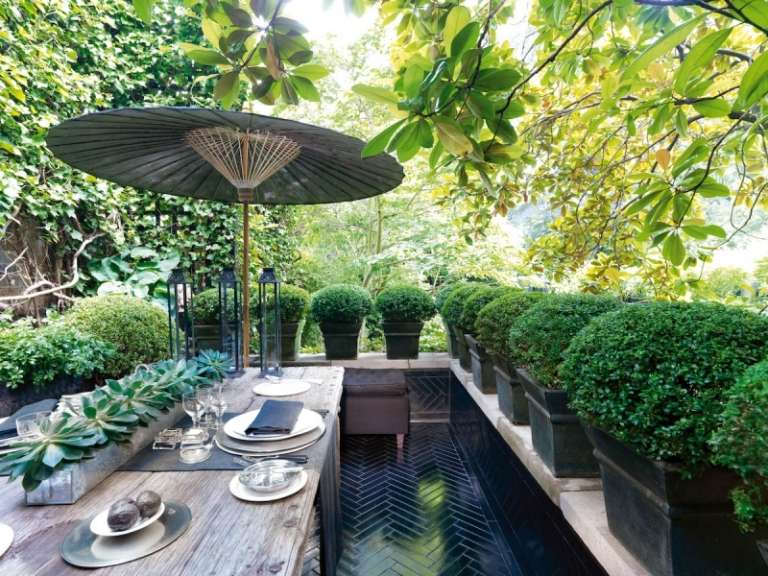 Terrass-balkong-rhododendron-växter-matplats-utomhus