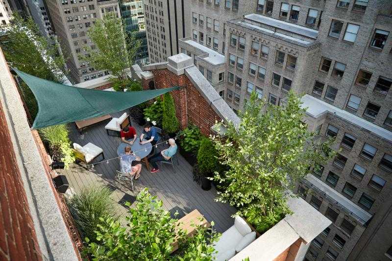 Terrass-balkong-design-idéer-grönt-mysiga-växter