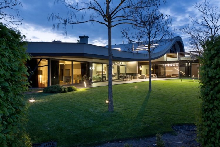 Terrass och trädgård -moderna-arkitektur-landskap-vågor-tak-gräsmatta-belysning-häck