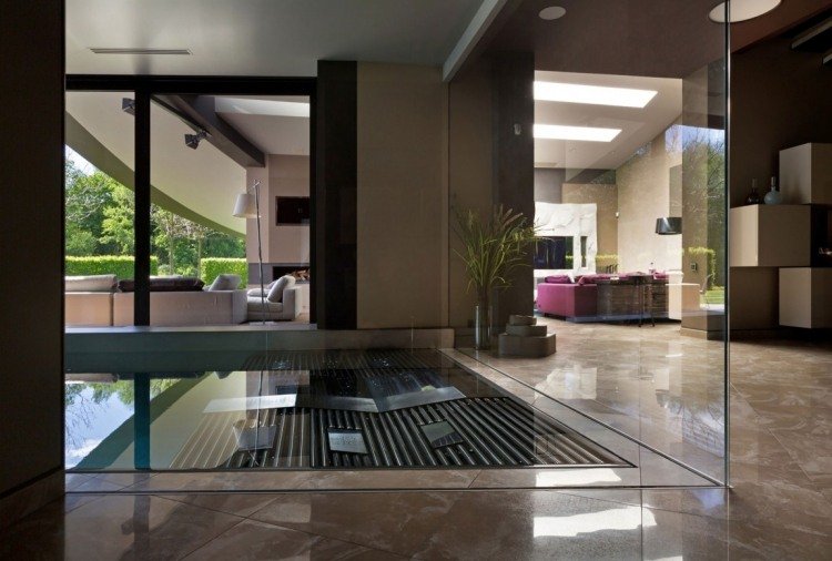 modern-arkitektur-hus-interiör-pool-glas vägg-vardagsrum-lyx