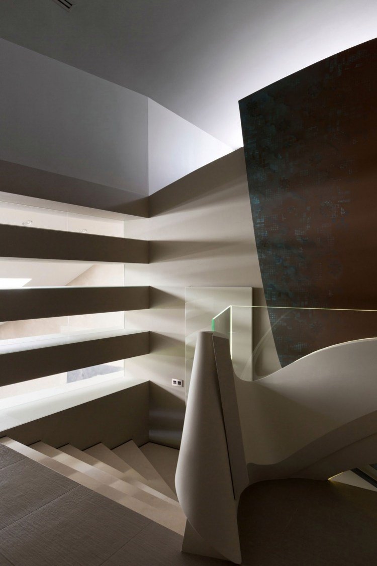 modern-arkitektur-hus-interio-inuti-trappa-ljus-shclitze-krökt form