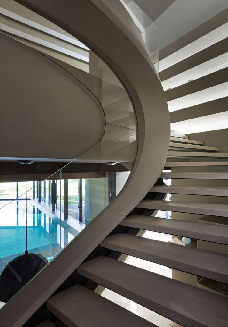 modern-arkitektur-hus-interiör-trappor-böjd-form-design-glasräcken