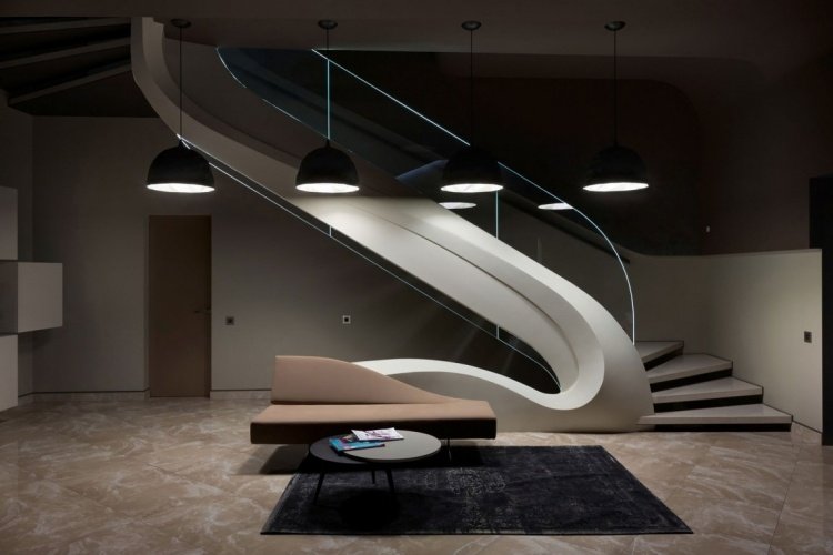 interiör-trappa-krökt-modern-design-samtida-korridor