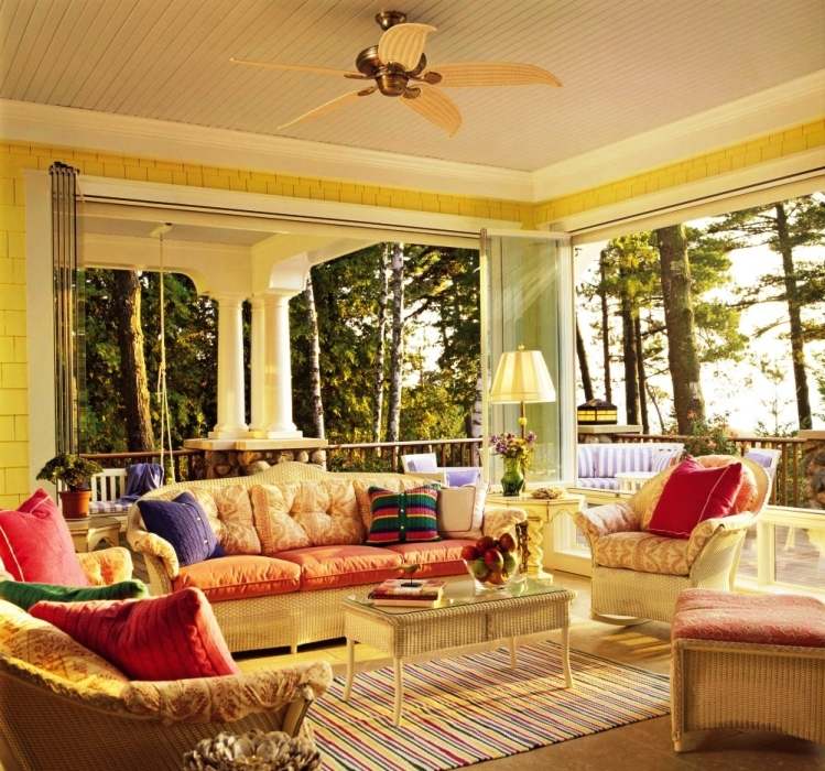 levande veranda soffa fåtölj mattor ränder varma färger