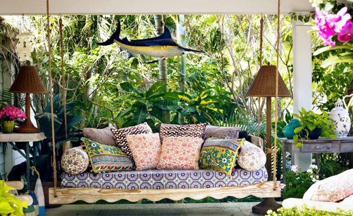 gunga färgglada terrass veranda bordsljus dekorativa kuddar växter