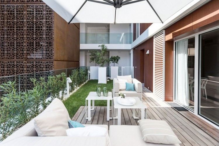 terrass-veranda-trä-plankor-vita-möbler-planter-gräsmatta