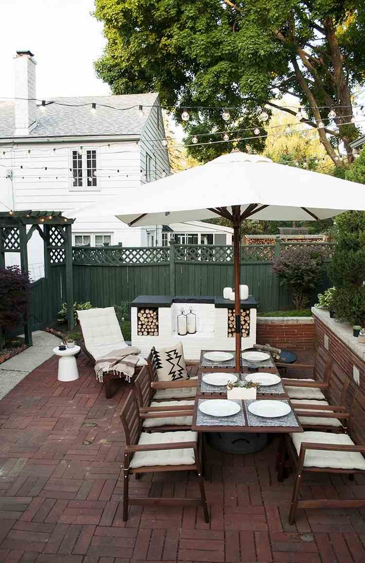 terrass-veranda-gatstenar-lägg-mönster-horisontellt-vertikalt-trä-trädgårdsmöbler