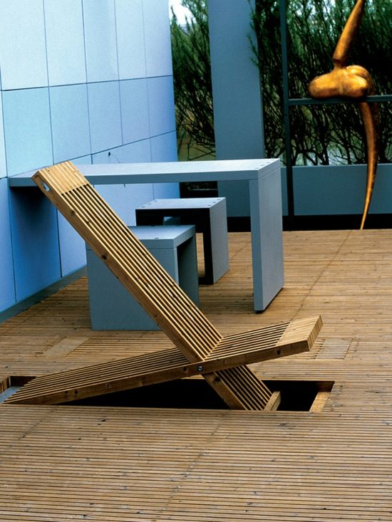 Träfåtölj platsbesparande minimalistisk terrassdesign