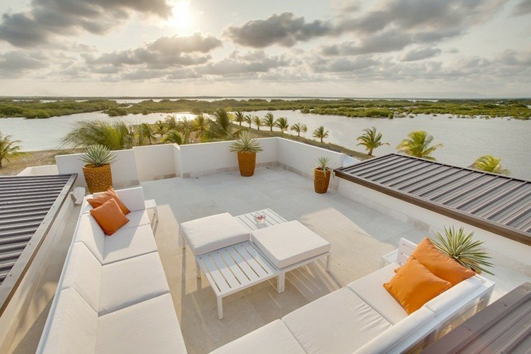 terrassidéer modern stil vit soffa apelsinkast kuddar takterrass