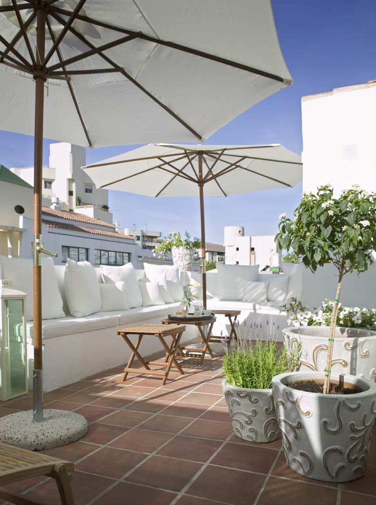 idéer terrasser Medelhavet vita parasoll blomkrukor