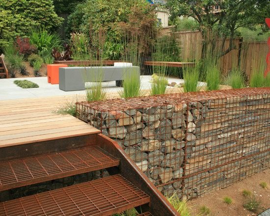 terrass idéer trädgård gabioner järn trappor växter sekretess skärm
